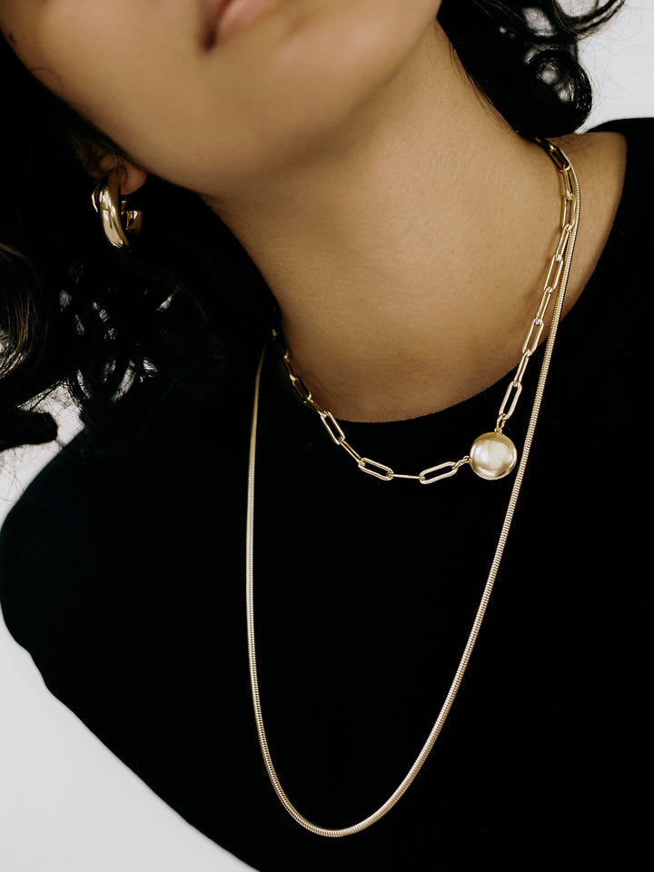 on model imagery of 14" serilda chain necklace